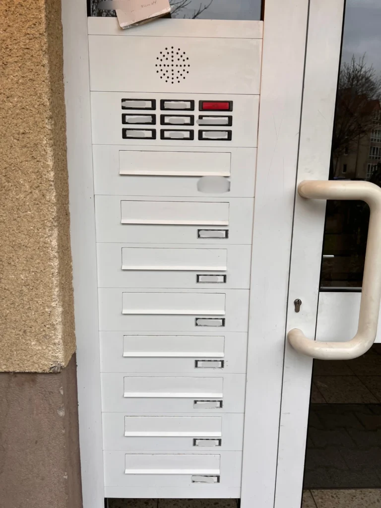 Standardisierte und einheitlich beschriftete Klingel- und Briefkastenanlage in Recklinghausen