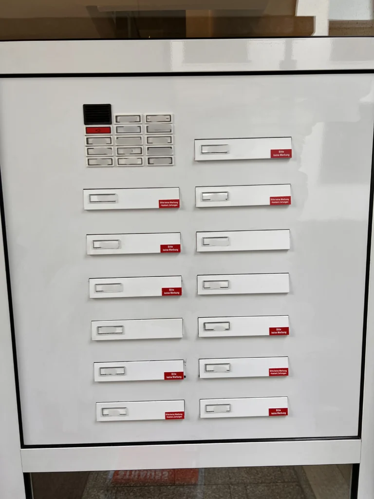 Saubere und aufbereitete Briefkastenanlage mit neuen Namensschildern in Duisburg