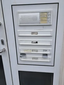 Uneinheitliche Klingelschilder und unterschiedliche Beschriftungen im Wohnungsbestand in Gelsenkirchen