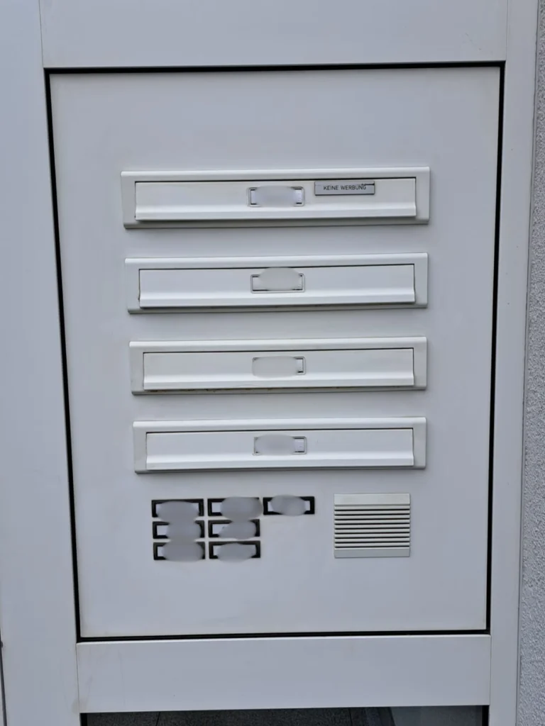 Einheitliche Klingel- und Briefkastenanlage nach der Instandsetzung im Wohnungsbestand in Duisburg