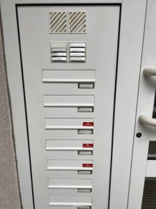 Ungepflegte Klingel- und Briefkastenanlage im Wohnungsbestand in Wuppertal