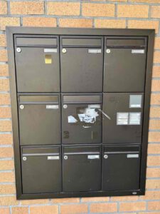 Beschädigte und uneinheitliche Briefkastenanlage im Wohnungsbestand im Ruhrgebiet