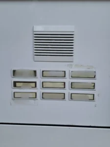 Unterschiedliche Systeme und uneinheitliche Namensschilder an einer Anlage in Recklinghausen