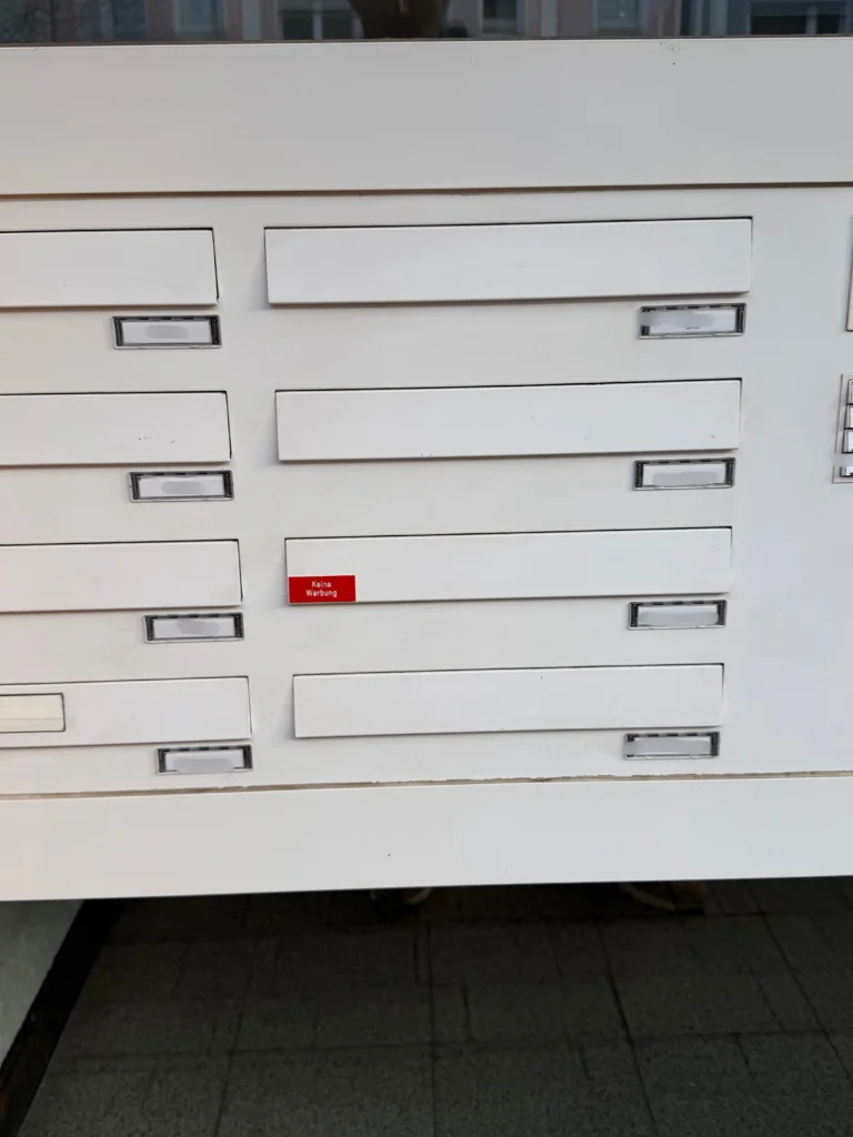 ubere und einheitliche Klingel- und Briefkastenanlage nach Instandhaltung in Dortmund