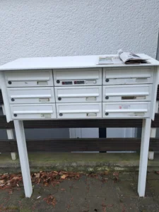 Beschädigte Namensschildhalter und defekte Elemente in einer Anlage in Hagen