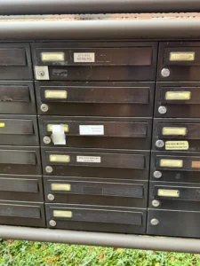 Beschädigte Klingel- und Briefkastenanlage in einem Wohngebäude in Bochum