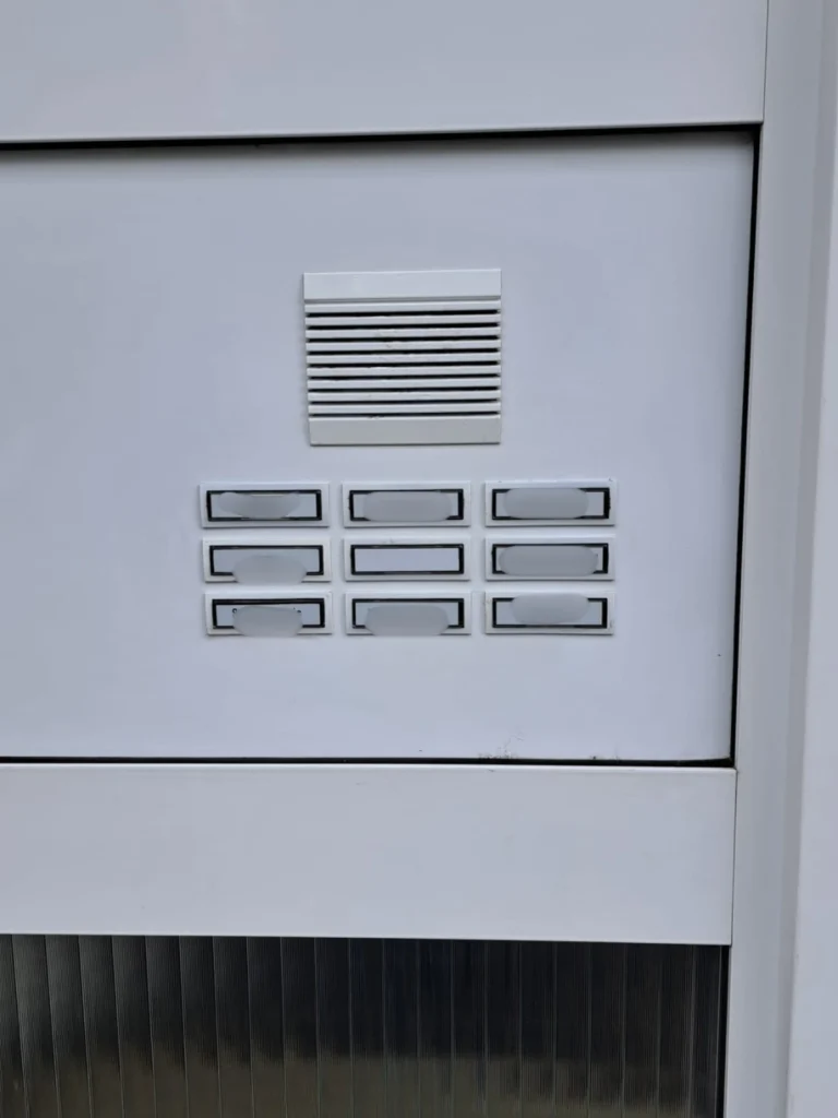 Einheitliche und strukturierte Klingel- und Briefkastenanlage nach der Instandsetzung in Oberhausen