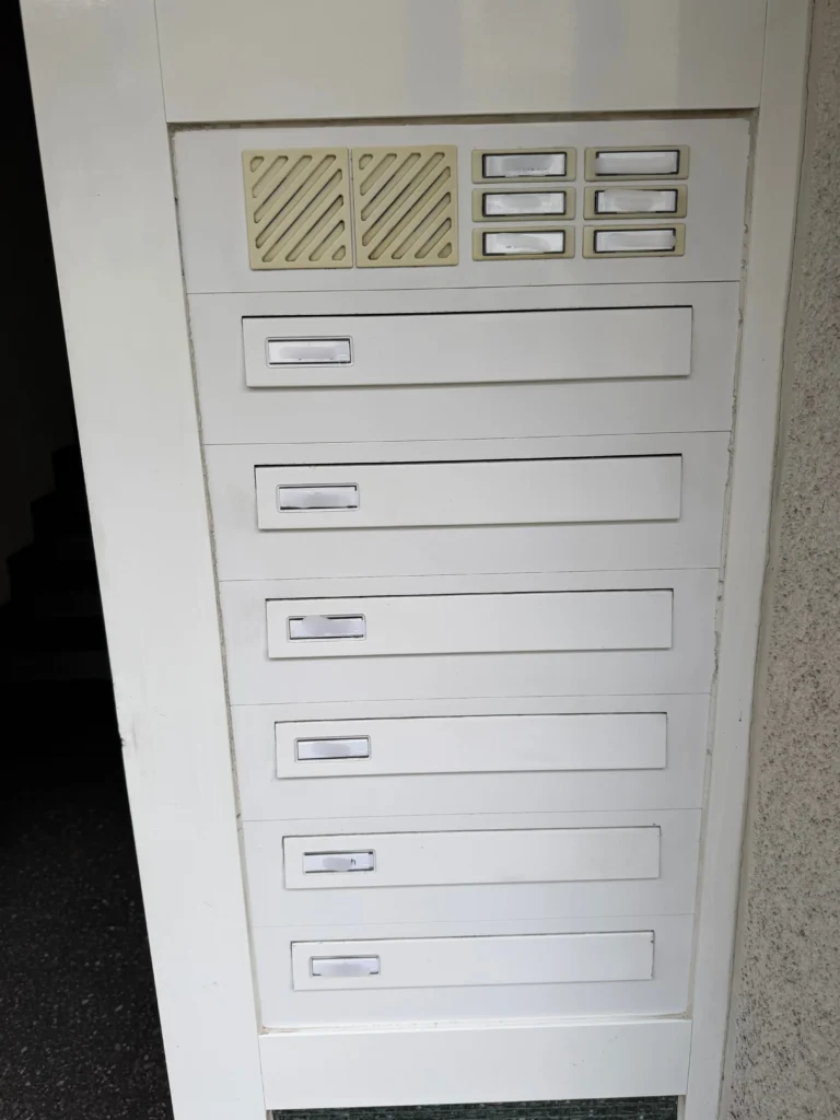 Einheitliche und erneuerte Klingel- und Briefkastenanlage nach der Instandsetzung in Duisburg